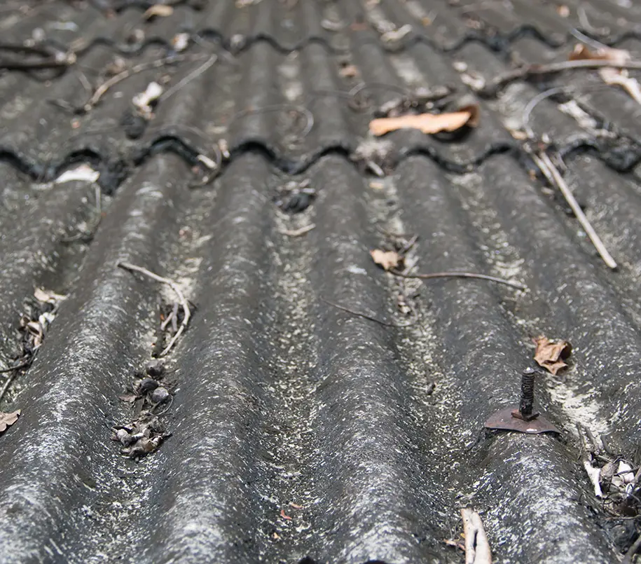 Asbesthaltige Dachpappe muss entsorgt werden