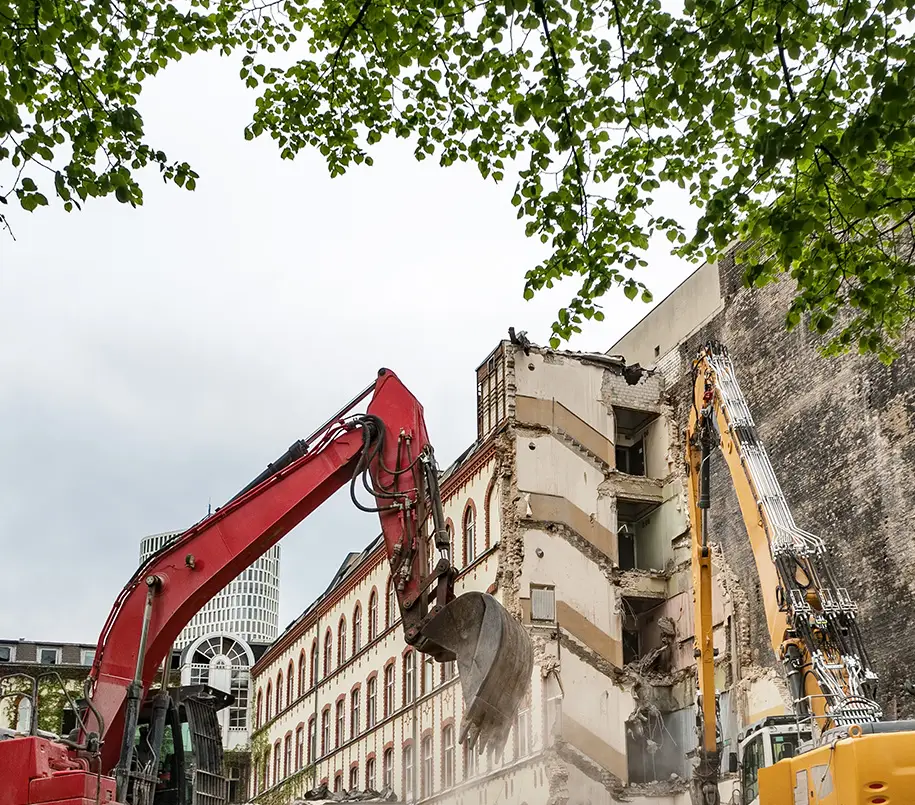 Bagger beim Abriss eines mehrgeschossigen Gebäudes in der Berliner Innenstadt