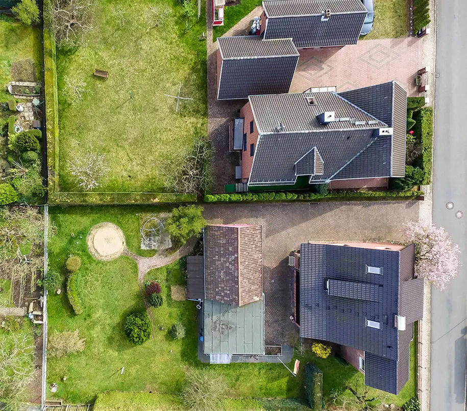 Luftansicht einer Nachbarschaft von Häusern mit Garten