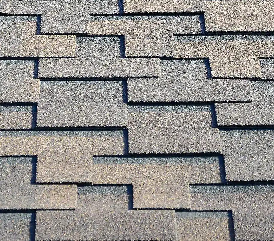 Dachpappen-Schindeln auf einem Dach
