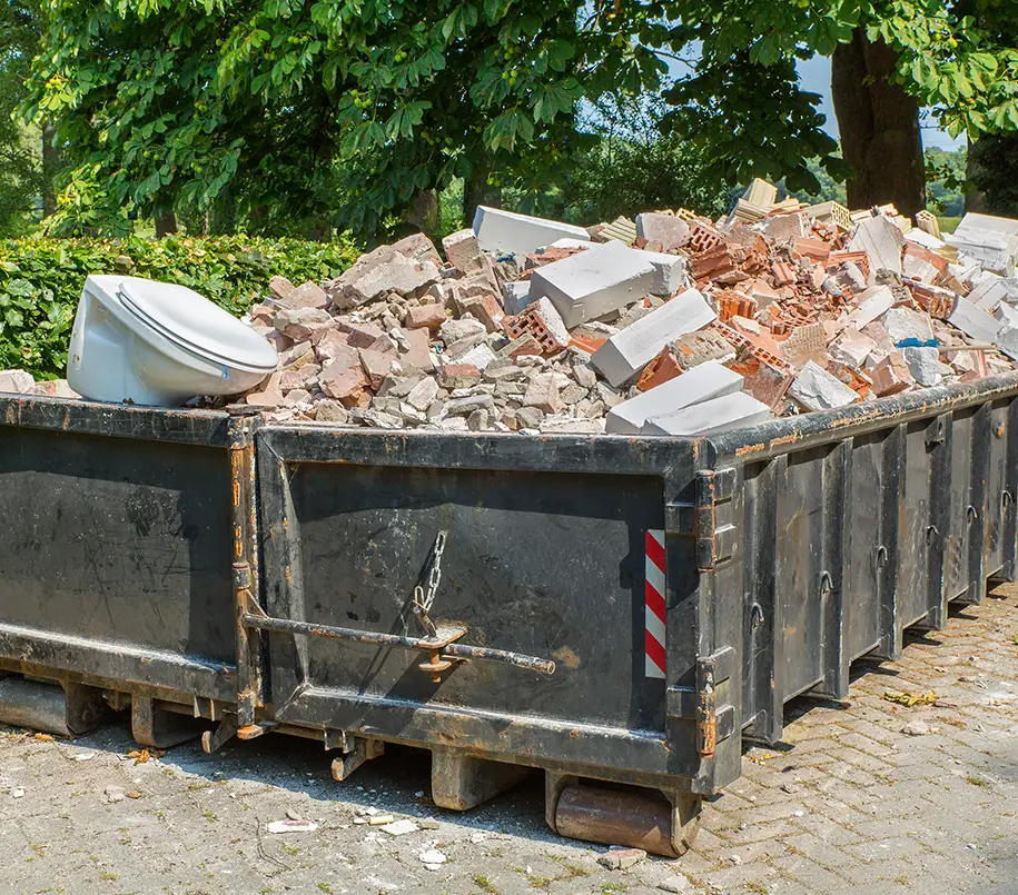Bauschuttcontainer voller Bauabfälle zu Entsorgung oder Recycling