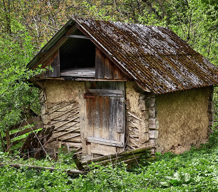 Baufällige Hütte aus Stein und Holz mit Wellblechdach