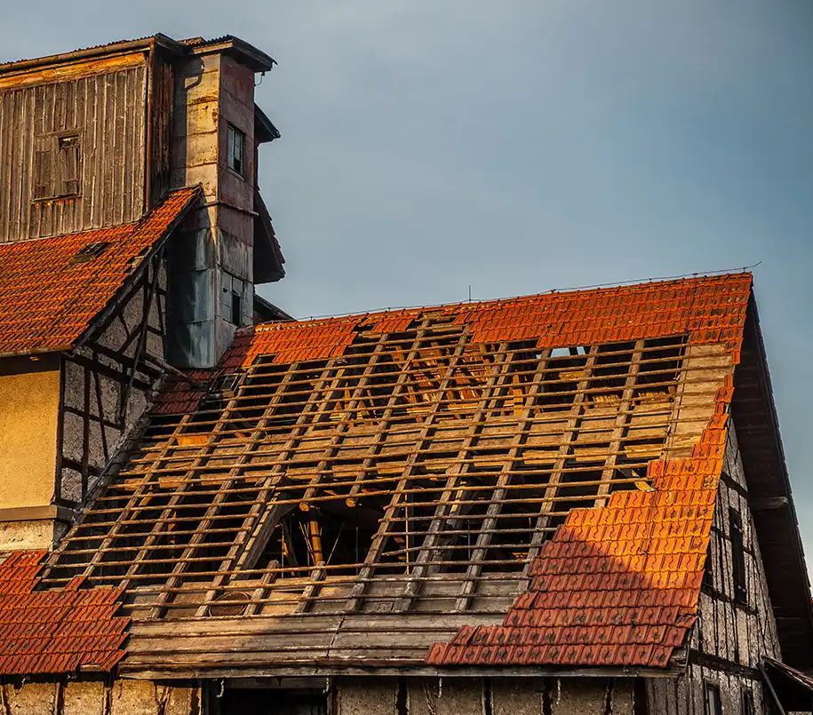 Fachwerkhaus mit marodem Dach abreißen