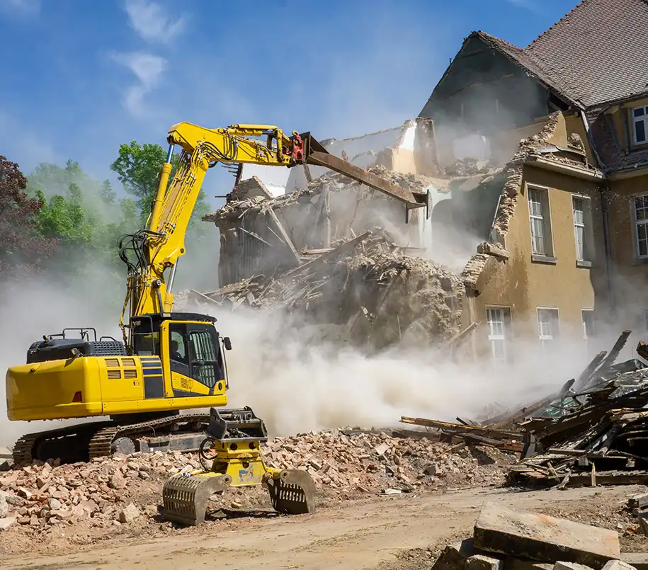 Bagger beim Abriss eines alten Gebäudes