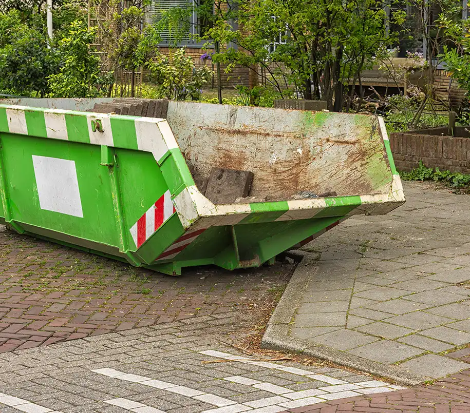Grüner Bauschuttcontainer wartet auf Recyclingsabfälle