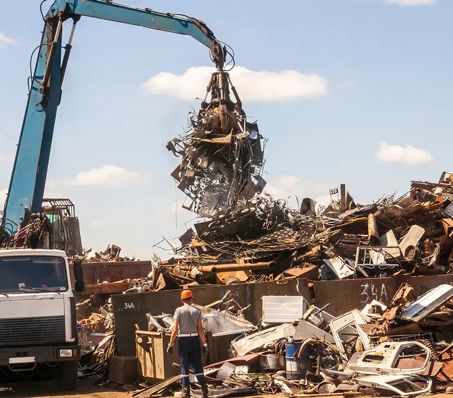 Metallschrott wird auf Recyclinghof umgelagert