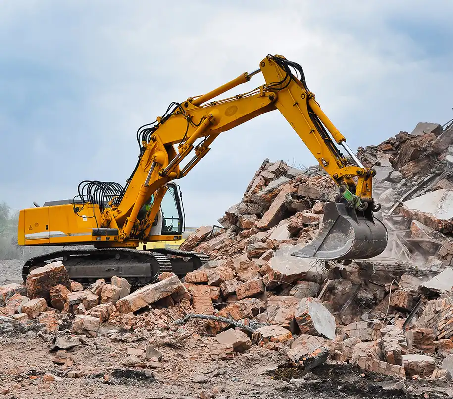 Bagger auf Abrisshalde